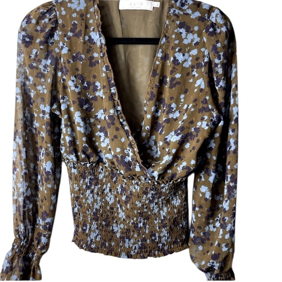 ASTR the label size small smocked waist puff sleeve floral blouse excellent cond - Picture 3 of 6